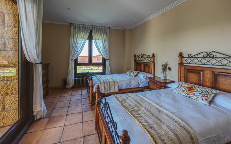 Habitación con dos camas grandes